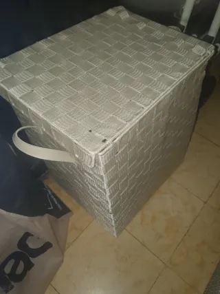 Caja de almacenaje beige y gris