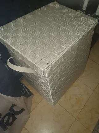 Caja de almacenaje beige y gris