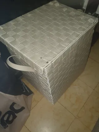 Caja de almacenaje beige y gris