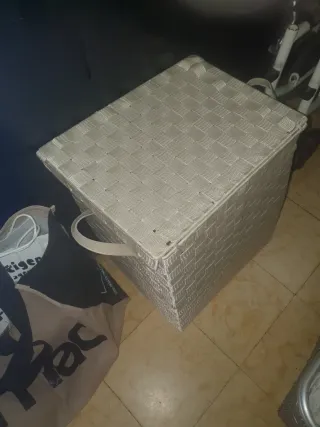 Caja de almacenaje beige y gris