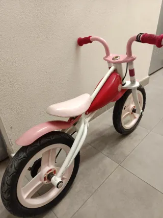 Bicicleta de equilibrio rosa