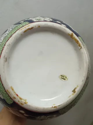 Jarrón de porcelana azul con flores