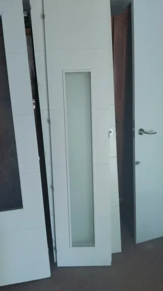 Puerta blanca moderna y una corredera SIN PREMARCO