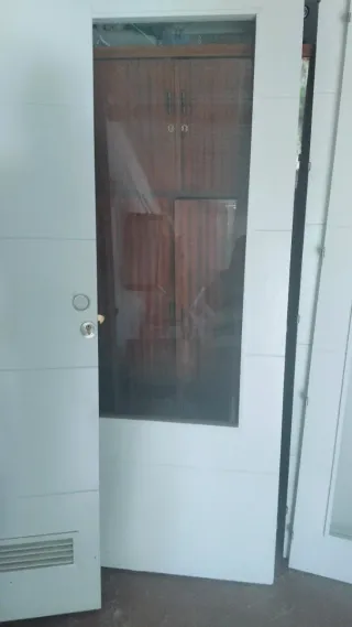 Puerta blanca moderna y una corredera SIN PREMARCO