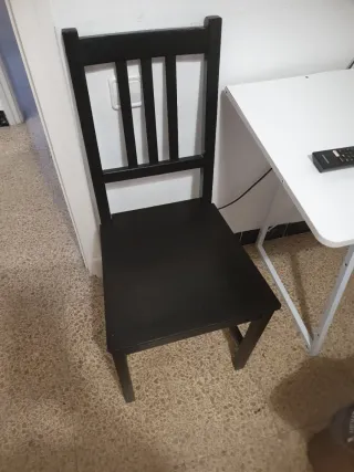 Silla de madera negra