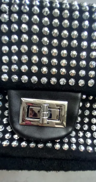 Borsa a tracolla con strass e catena scamosciata