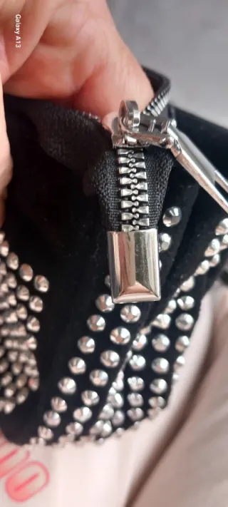 Borsa a tracolla con strass e catena scamosciata