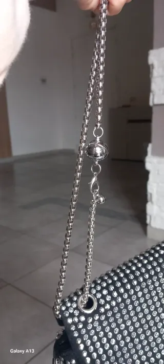Borsa a tracolla con strass e catena scamosciata