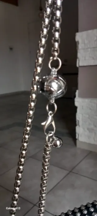 Borsa a tracolla con strass e catena scamosciata