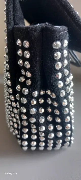 Borsa a tracolla con strass e catena scamosciata