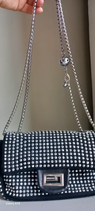 Borsa a tracolla con strass e catena scamosciata