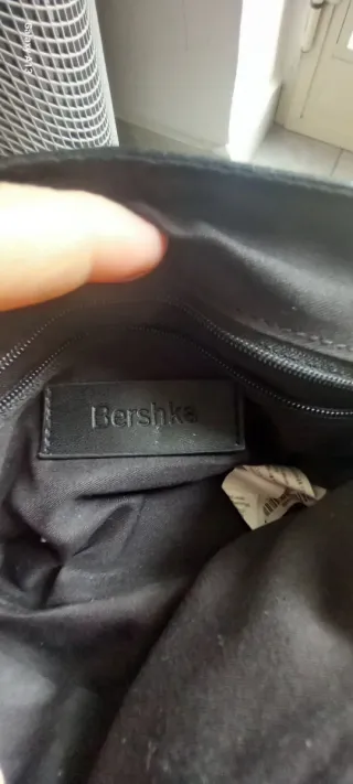 Borsa a tracolla con strass e catena scamosciata