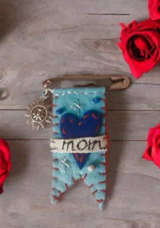 Spilla Mom con cuore