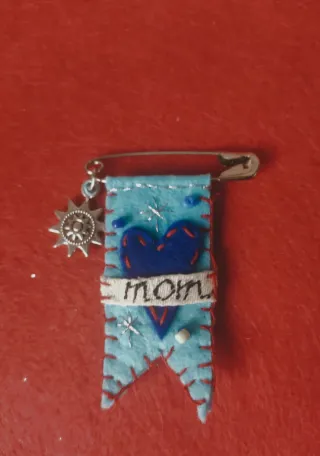 Spilla Mom con cuore