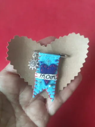 Spilla Mom con cuore