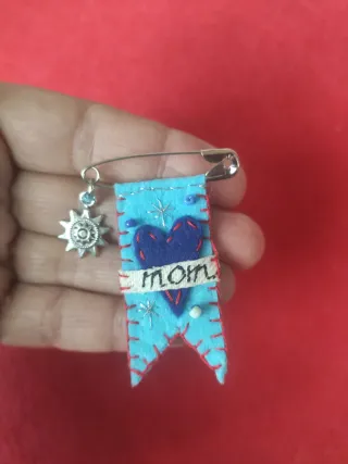 Spilla Mom con cuore