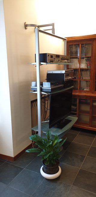 Mobile girevole con ripiani in cristallo