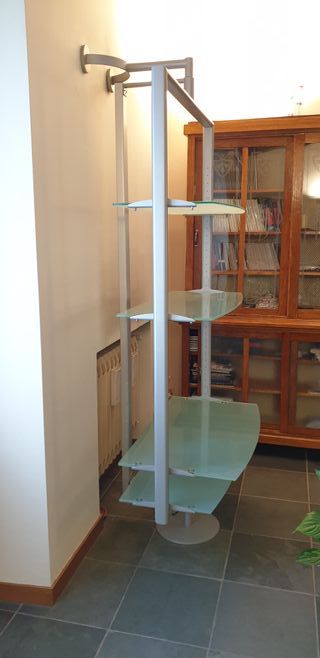 Mobile girevole con ripiani in cristallo