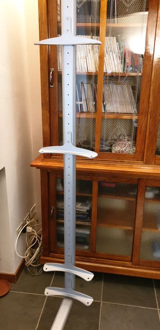 Mobile girevole con ripiani in cristallo