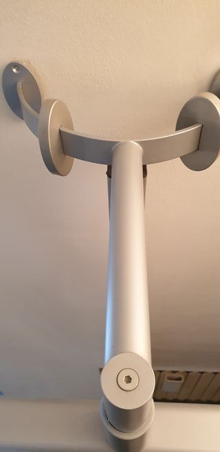 Mobile girevole con ripiani in cristallo