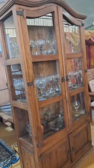 Vitrina de madera y cristal