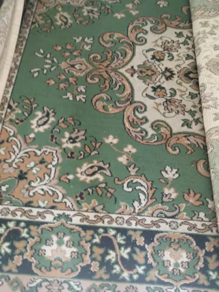 Alfombra verde y beige casi nueva ancho dos ochent