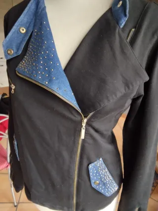 Felpa nera con dettagli blu