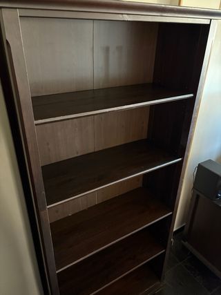 Estantería de madera marrón