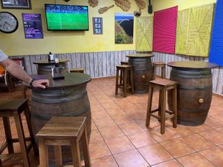 Mesas madera Sillas Bancos Taburetes Barricas