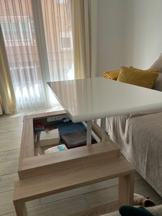 Mesa elevable blanca y madera,con almacenaje