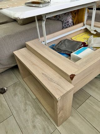 Mesa elevable blanca y madera,con almacenaje