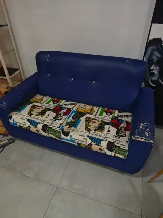 Sofá azul con estampado cómic