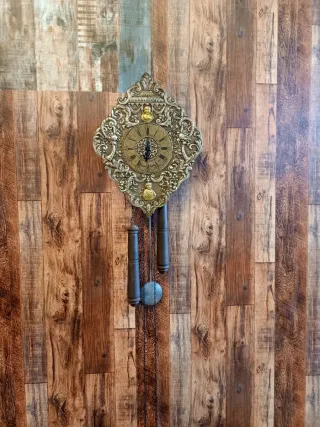 Reloj de pared antiguo decorativo