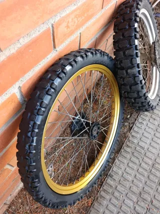 Llantas de moto con aro dorado y piñón