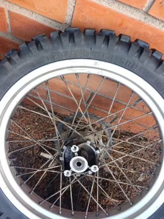 Llantas de moto con aro dorado y piñón