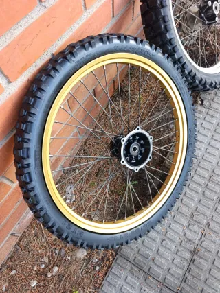 Llantas de moto con aro dorado y piñón