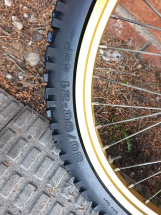 Llantas de moto con aro dorado y piñón