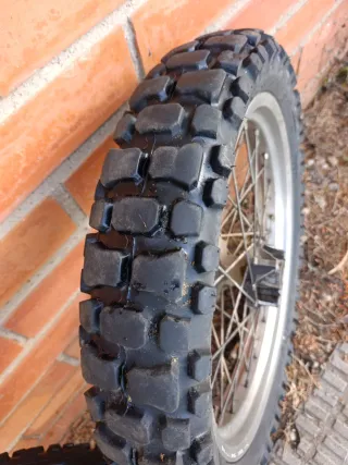 Llantas de moto con aro dorado y piñón