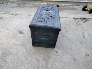 Baúl antiguo tallado madera