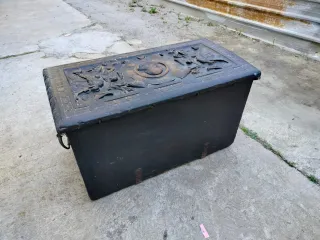 Baúl antiguo tallado madera