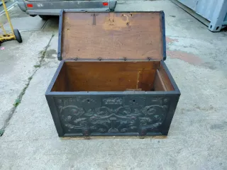 Baúl antiguo tallado madera