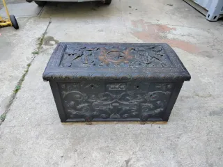 Baúl antiguo tallado madera