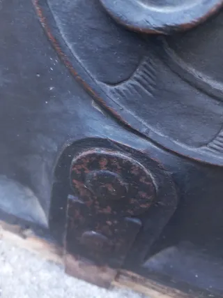 Baúl antiguo tallado madera