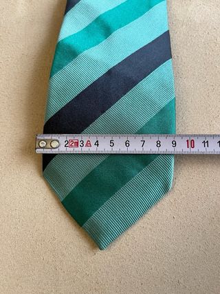 Cravatta a righe verdi e blu