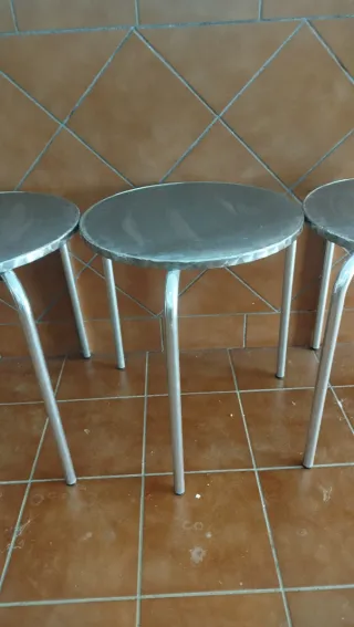 Set di 4 tavoli rotondi in alluminio