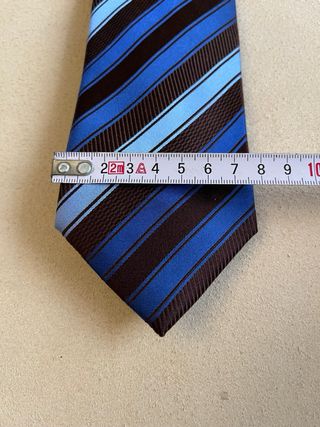 Cravatta a righe blu e marrone