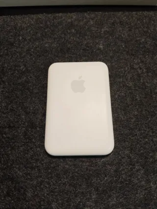 iPhone 14 Plus con accessori