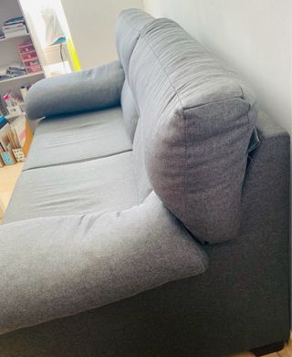 Sofá gris de tela