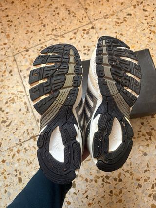 Zapatillas Adidas Blancas y Grises