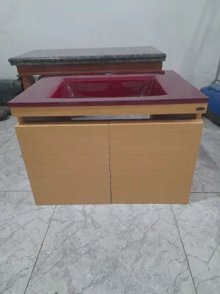 Mueble de baño con lavabo rojo
